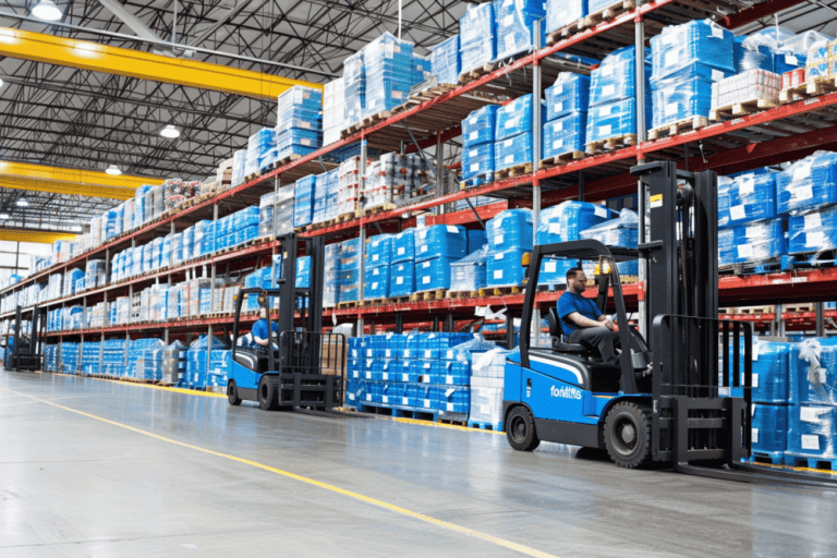 เทคนิคการใช้ รถโฟล์คลิฟท์ ในการจัดเรียงสินค้าบนชั้นวางอย่างมีประสิทธิภาพ